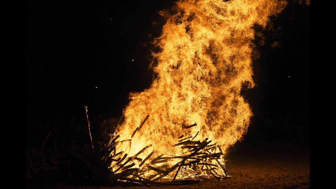 Rituales-de-San-Juan-en-la-Playa-de-las-Moreras-en-Valladolid - León Digital