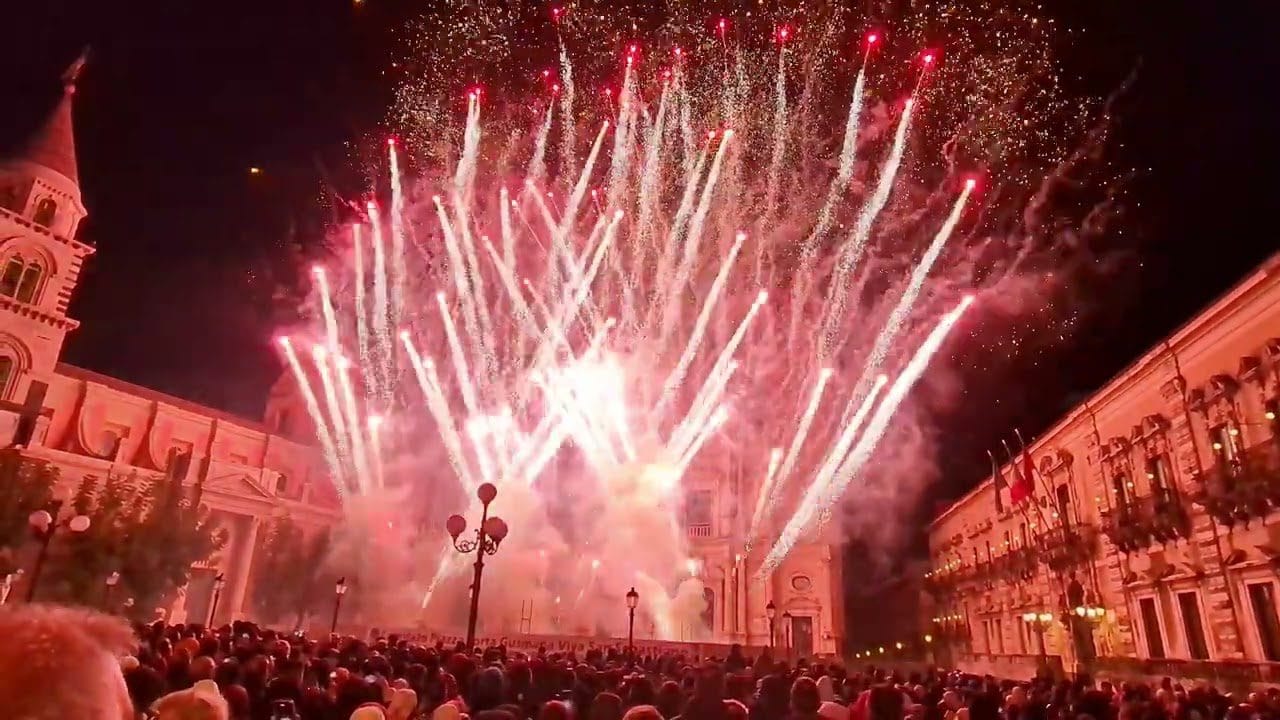 La-Fiesta-de-San-Sebastiano-en-Acireale-Tradicion-y-Fuegos-Artificiales-en-Sicilia - León Digital La Fiesta de San Sebastiano en Acireale: Tradición y Fuegos Artificiales en Sicilia
